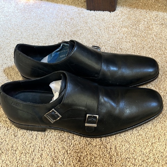 Hugo Boss mens SZ 9.5 black leather shoes. main image 7